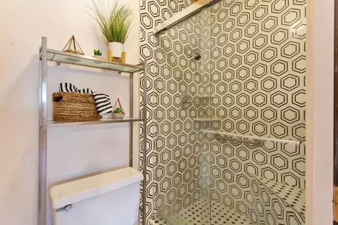 Bath - 5142 Huntington Dr, Redding, CA 96002 photo 1 of 2