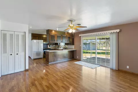 Living - 5142 Huntington Dr, Redding, CA 96002 photo 6 of 8