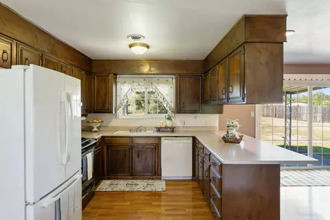 Kitchen - 5142 Huntington Dr, Redding, CA 96002 photo 3 of 4