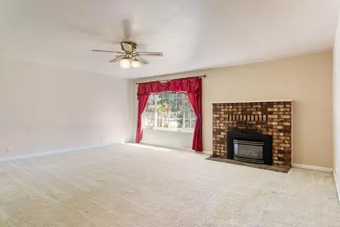 Living - 5142 Huntington Dr, Redding, CA 96002 photo 4 of 8