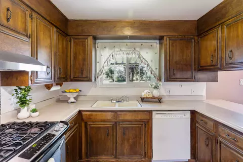 Kitchen - 5142 Huntington Dr, Redding, CA 96002 photo 2 of 4