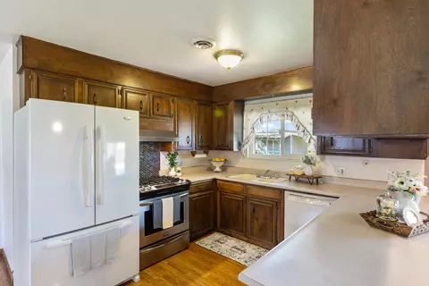 Kitchen - 5142 Huntington Dr, Redding, CA 96002 photo 4 of 4