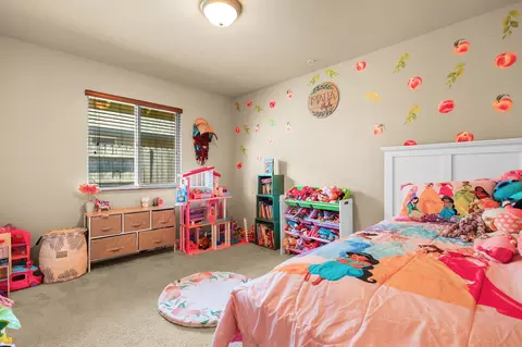 Bedroom - 2606 Sapphire Ln, Anderson, CA 96007 photo 5 of 5