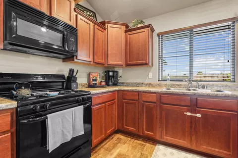 Kitchen - 2606 Sapphire Ln, Anderson, CA 96007 photo 2 of 2