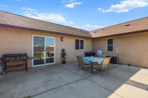 Exterior - 2606 Sapphire Ln, Anderson, CA 96007 photo 3 of 6