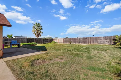 Exterior - 2606 Sapphire Ln, Anderson, CA 96007 photo 4 of 6