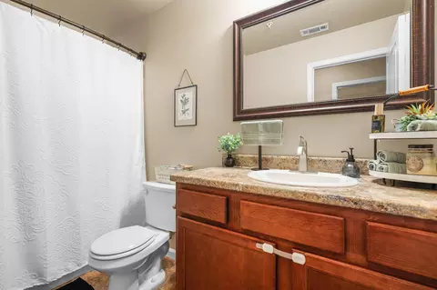 Bath - 2606 Sapphire Ln, Anderson, CA 96007 photo 2 of 2