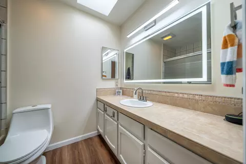 Bath - 1991 Tiburon Dr, Redding, CA 96003 photo 2 of 3
