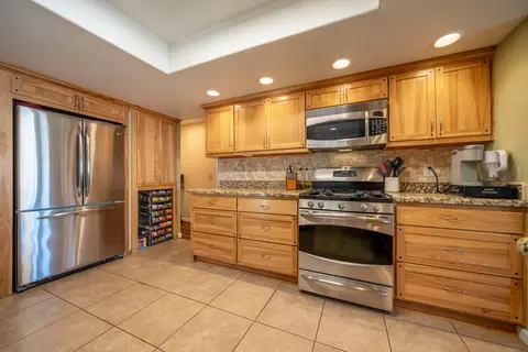 Kitchen - 1991 Tiburon Dr, Redding, CA 96003 photo 3 of 4