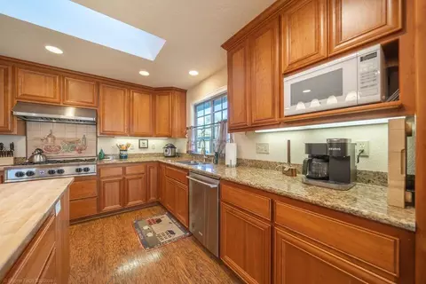 Kitchen - 17039 Jay Dee Ln, Anderson, CA 96007 photo 5 of 5