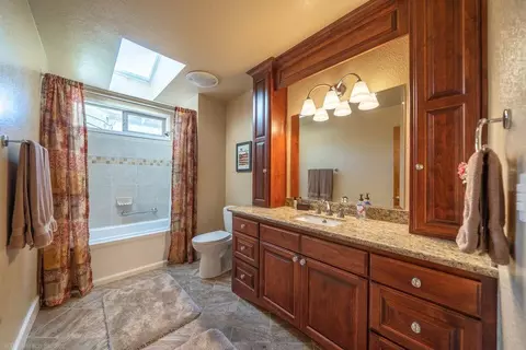 Bath - 17039 Jay Dee Ln, Anderson, CA 96007 photo 2 of 2