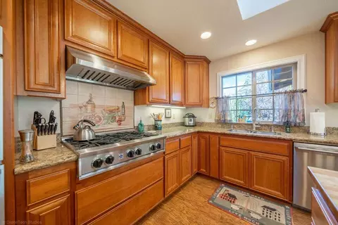 Kitchen - 17039 Jay Dee Ln, Anderson, CA 96007 photo 4 of 5