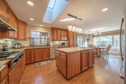 Kitchen - 17039 Jay Dee Ln, Anderson, CA 96007 photo 3 of 5