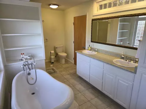 Bath - 8198 Green Acres Ln, Redding, CA 96002 photo 1 of 5