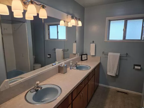 Bath - 8198 Green Acres Ln, Redding, CA 96002 photo 3 of 5