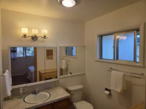 Bath - 8198 Green Acres Ln, Redding, CA 96002 photo 4 of 5