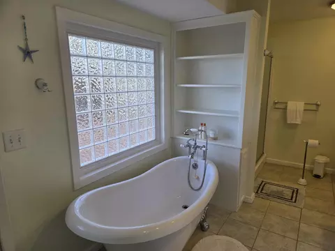 Bath - 8198 Green Acres Ln, Redding, CA 96002 photo 2 of 5