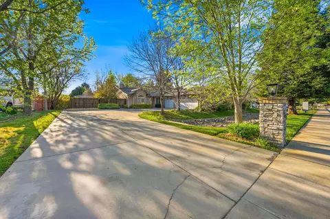 Exterior - 4540 Cerro Ln, Redding, CA 96001 photo 2 of 12