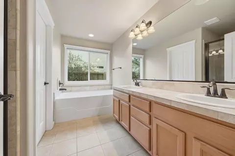 Bath - 4540 Cerro Ln, Redding, CA 96001 photo 2 of 2