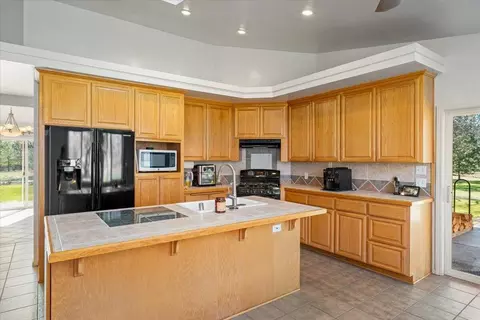 Kitchen - 5600 S Kidder Loop Loop, Etna, CA 96027 photo 2 of 3