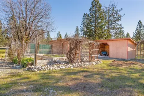 Exterior - 5600 S Kidder Loop Loop, Etna, CA 96027 photo 5 of 11