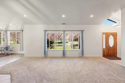 Living - 5600 S Kidder Loop Loop, Etna, CA 96027 photo 2 of 3