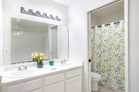 Bath - 6951 Marvin Trl, Redding, CA 96001 photo 1 of 2