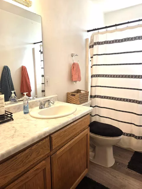 Bath - 1356 Park Ave, Red Bluff, CA 96080 photo 3 of 3