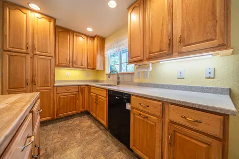 Kitchen - 6908 Riata Dr, Redding, CA 96002 photo 6 of 7