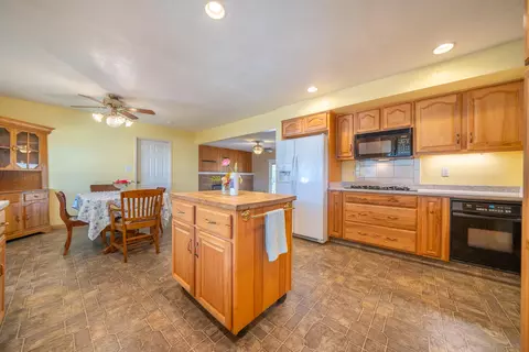 Kitchen - 6908 Riata Dr, Redding, CA 96002 photo 4 of 7