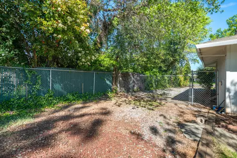 Exterior - 6908 Riata Dr, Redding, CA 96002 photo 28 of 31