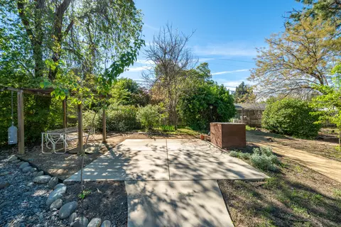 Exterior - 6908 Riata Dr, Redding, CA 96002 photo 18 of 31