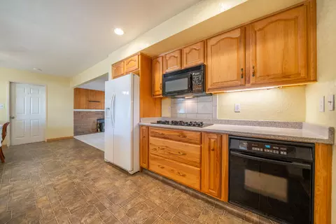 Kitchen - 6908 Riata Dr, Redding, CA 96002 photo 7 of 7