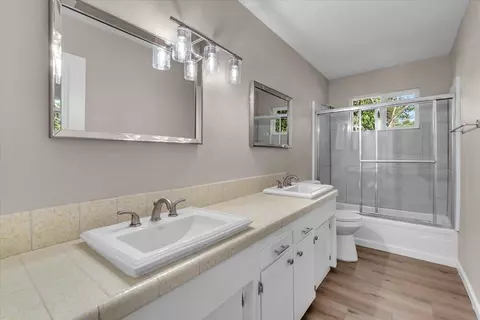 Bath - 1953 Cameo Ct, Redding, CA 96002 photo 1 of 2