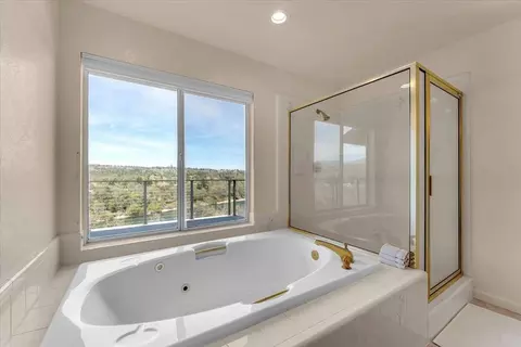 Bath - 416 Arbor Pl, Redding, CA 96001 photo 4 of 4