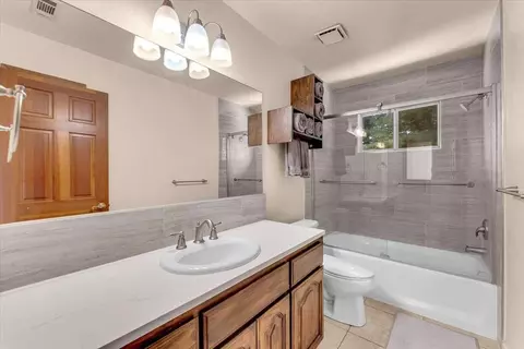 Bath - 416 Arbor Pl, Redding, CA 96001 photo 3 of 4