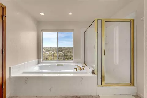 Bath - 416 Arbor Pl, Redding, CA 96001 photo 2 of 4