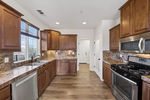Kitchen - 5513 Diamond Ridge Dr, Redding, CA 96003 photo 2 of 5