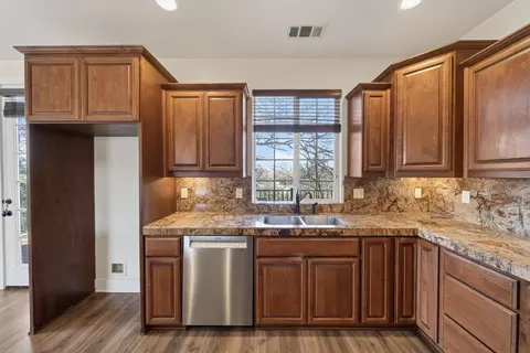 Kitchen - 5513 Diamond Ridge Dr, Redding, CA 96003 photo 3 of 5