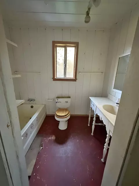 Bath - 1489 Lower South Fork Rd, Hyampom, CA 96046 photo 1 of 3