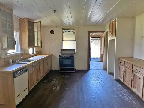 Kitchen - 1489 Lower South Fork Rd, Hyampom, CA 96046 photo 2 of 4