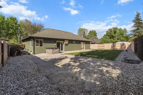 Exterior - 7575 Pit Rd, Redding, CA 96001 photo 6 of 11