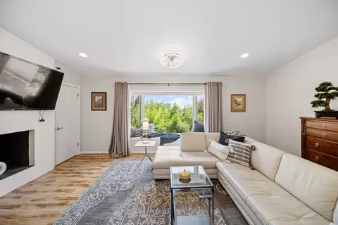 Living - 303 Pearl St, Redding, CA 96003 photo 1 of 6