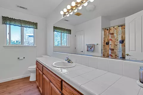 Bath - 4212 Sungold Cir, Redding, CA 96001 photo 2 of 3