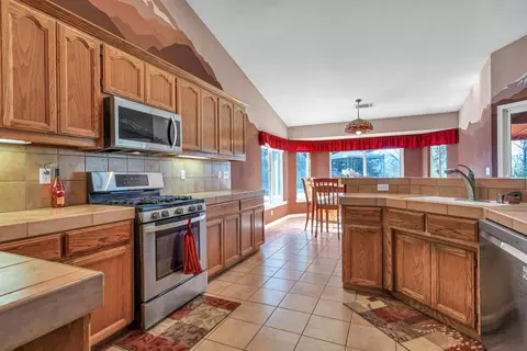 Kitchen - 4212 Sungold Cir, Redding, CA 96001 photo 6 of 7