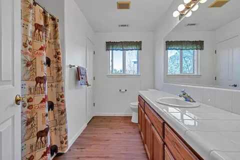 Bath - 4212 Sungold Cir, Redding, CA 96001 photo 3 of 3