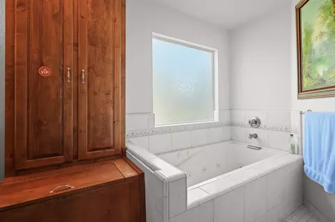 Bath - 3330 Scenic Dr, Redding, CA 96001 photo 5 of 10