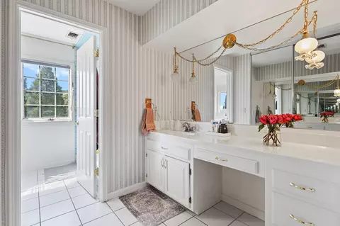 Bath - 3330 Scenic Dr, Redding, CA 96001 photo 6 of 10