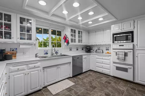 Kitchen - 3330 Scenic Dr, Redding, CA 96001 photo 2 of 3
