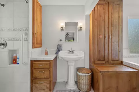 Bath - 3330 Scenic Dr, Redding, CA 96001 photo 2 of 10